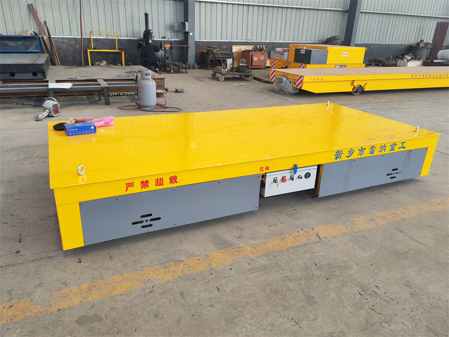 小噸位大臺(tái)面蓄電池供電軌道臺(tái)車(chē)